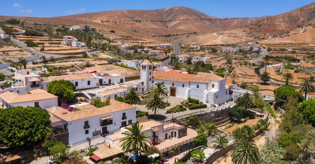 Panorámica de Betancuria con su iglesia en el centro / TURISMO DE FUERTEVENTURA