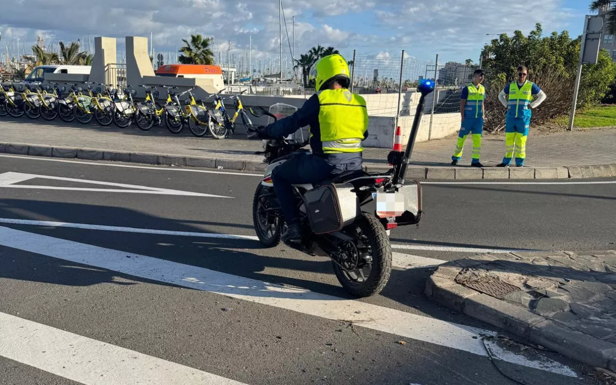 La Fiscalía investiga al Ayuntamiento de Las Palmas por presunta usurpación de funciones policiales. En la imagen, una de las motos utilizadas por la empresa privada contratada. / AH