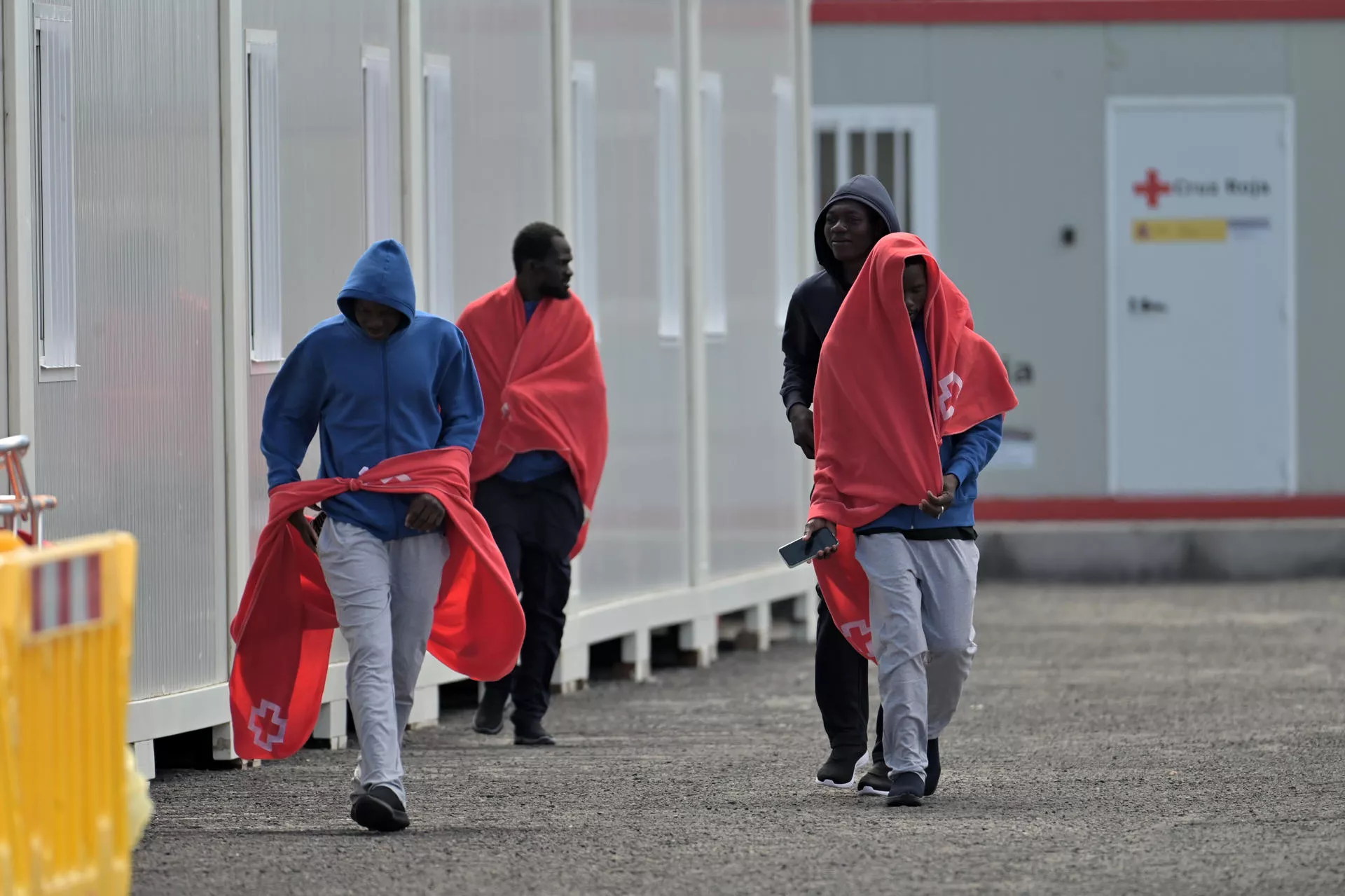 Salvamento Marítimo rescata un cayuco con 62 personas en aguas cercanas a El Hierro. / GELMERT FINOL-EFE