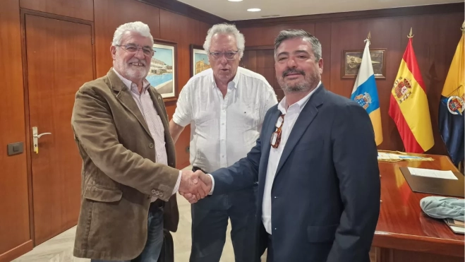 Guerra electoral en el Náutico: un candidato a la presidencia denuncia a otro. En la imagen, Adolfo López y Pity Sánchez en presencia de José Valencia. / AH Guerra electoral en el Náutico: un candidato a la presidencia denuncia a otro. En la imagen, Adolfo López y Pity Sánchez en presencia de José Valencia. / AH