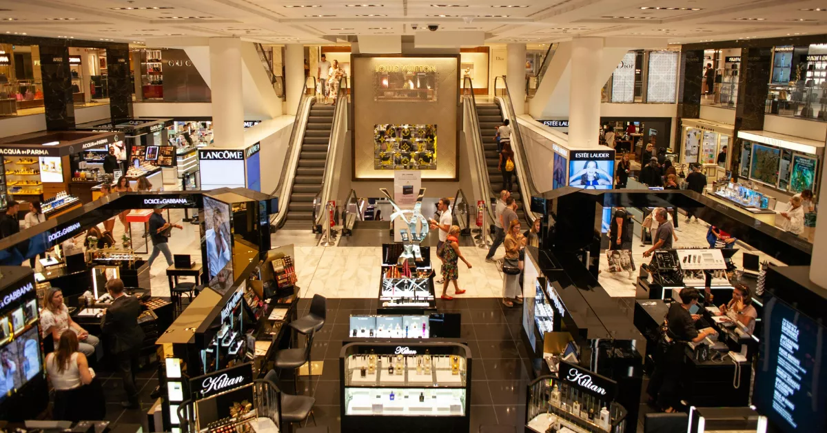 Imagen de personas de compras / PEXELS