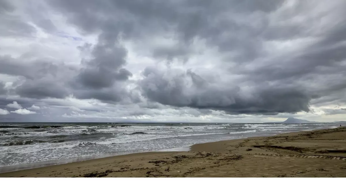 Imagen de nubosidad en la playa / EFE
