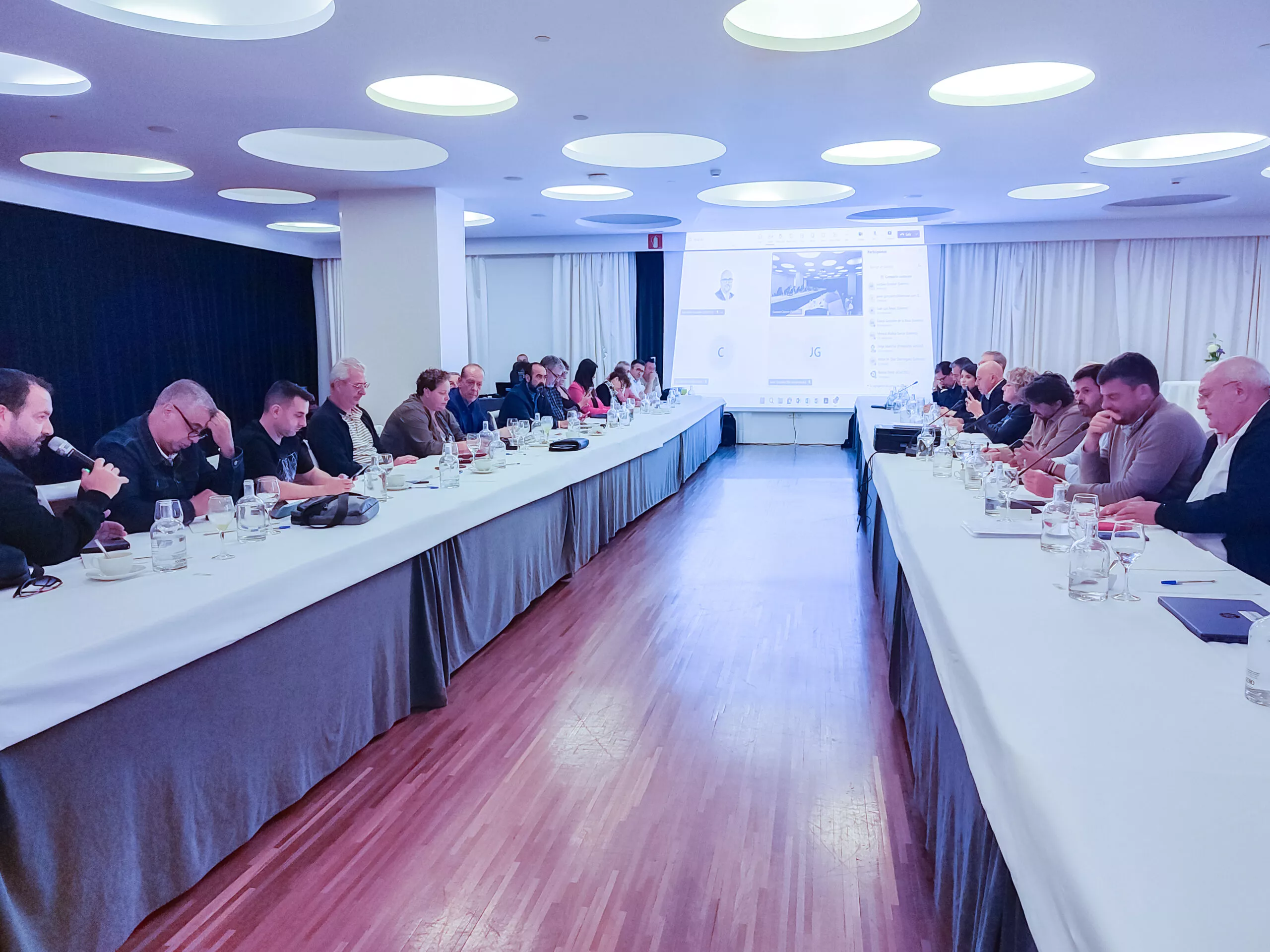Instante de la reunión del pasado lunes por la tarde entre sindicatos y patronales. / ASHOTEL
