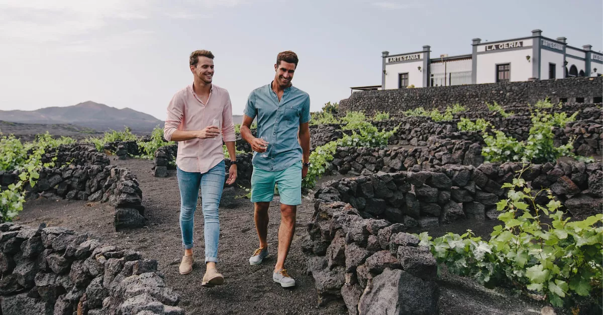 Imagen de dos personas paseando por una bodega de Lanzarote / TURISMO DE LANZAROTE