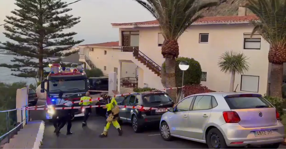 Actuación de los bomberos y policía local tras la caída de una gran roca en Bajamar. AYUNTAMIENTO DE LA LAGUNA