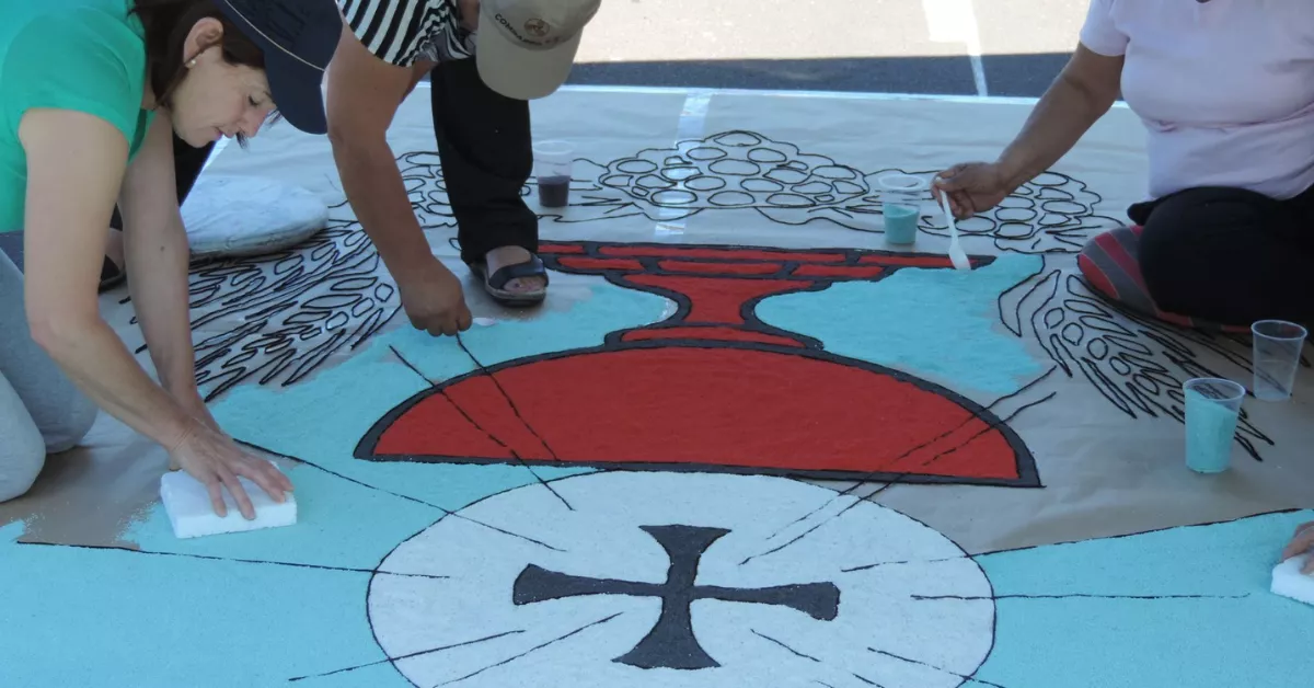 Vecinas confeccionando las alfombras del Corpus Christi. /Ayuntamiento de Tacoronte