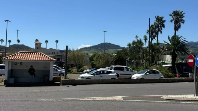 Coches aparcados en parking irregular cerca de Los Rodeos. /AH