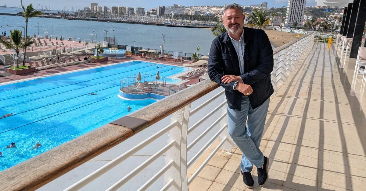 Juan Valle Sánchez, en la terraza del Real Club Náutico de Gran Canaria. Se presenta a las elecciones con la ilusión de ser elegido presidente, como su padre, su abuelo y su bisabuelo. / AH
