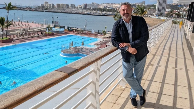 Juan Valle Sánchez, en la terraza del Real Club Náutico de Gran Canaria. Se presenta a las elecciones con la ilusión de ser elegido presidente, como su padre, su abuelo y su bisabuelo. / AH