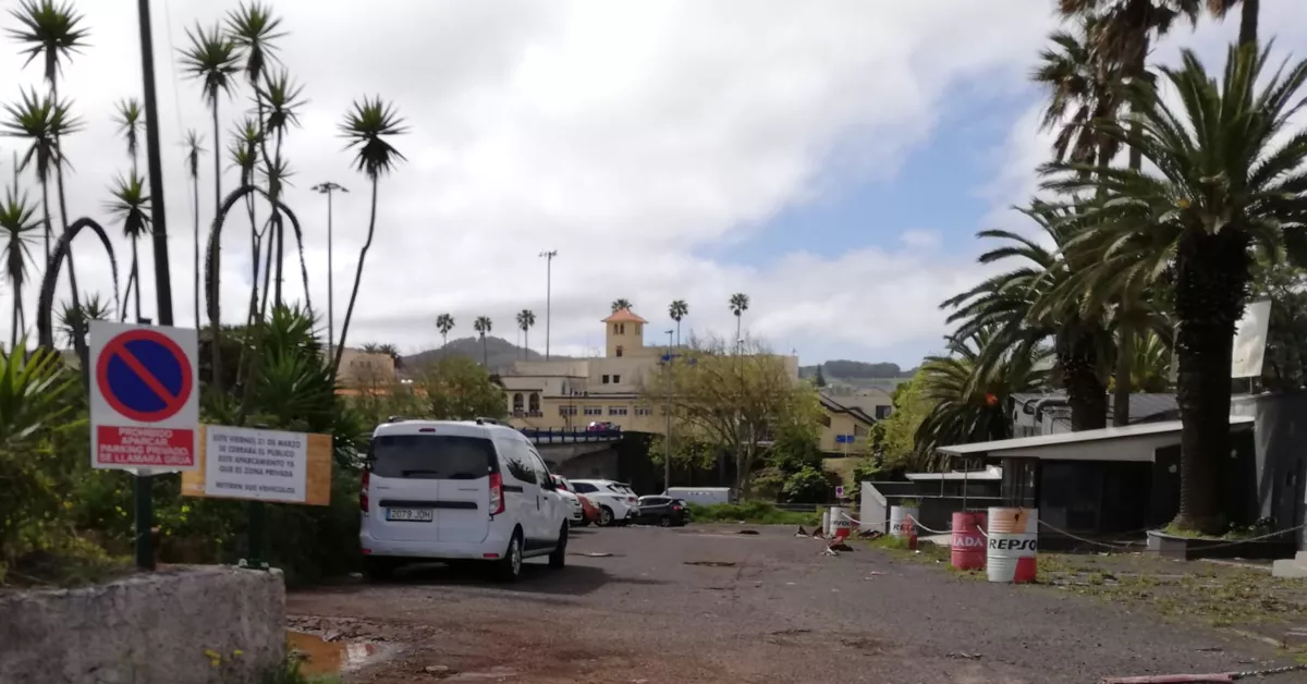 Coches aparcados en parking irregular cerca de Los Rodeos. Foto tomada el 16 de abril. /AH