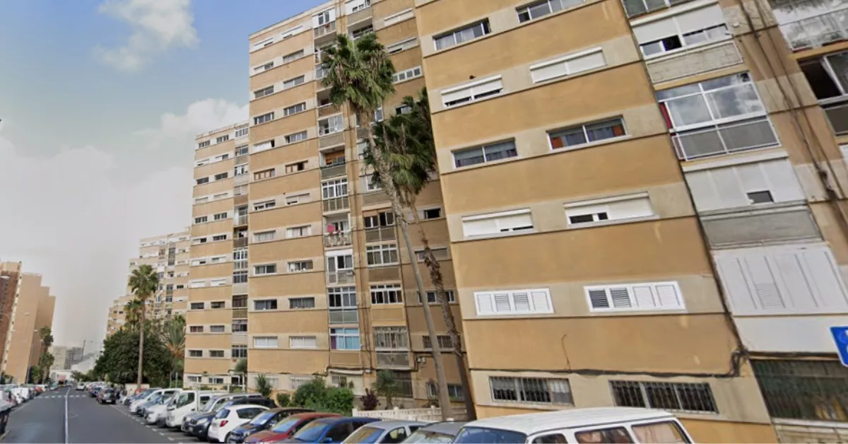 Imagen de la calle Diego Betancor Suárez, donde reside el menor que se precipitó de un octavo piso. / GOOGLE