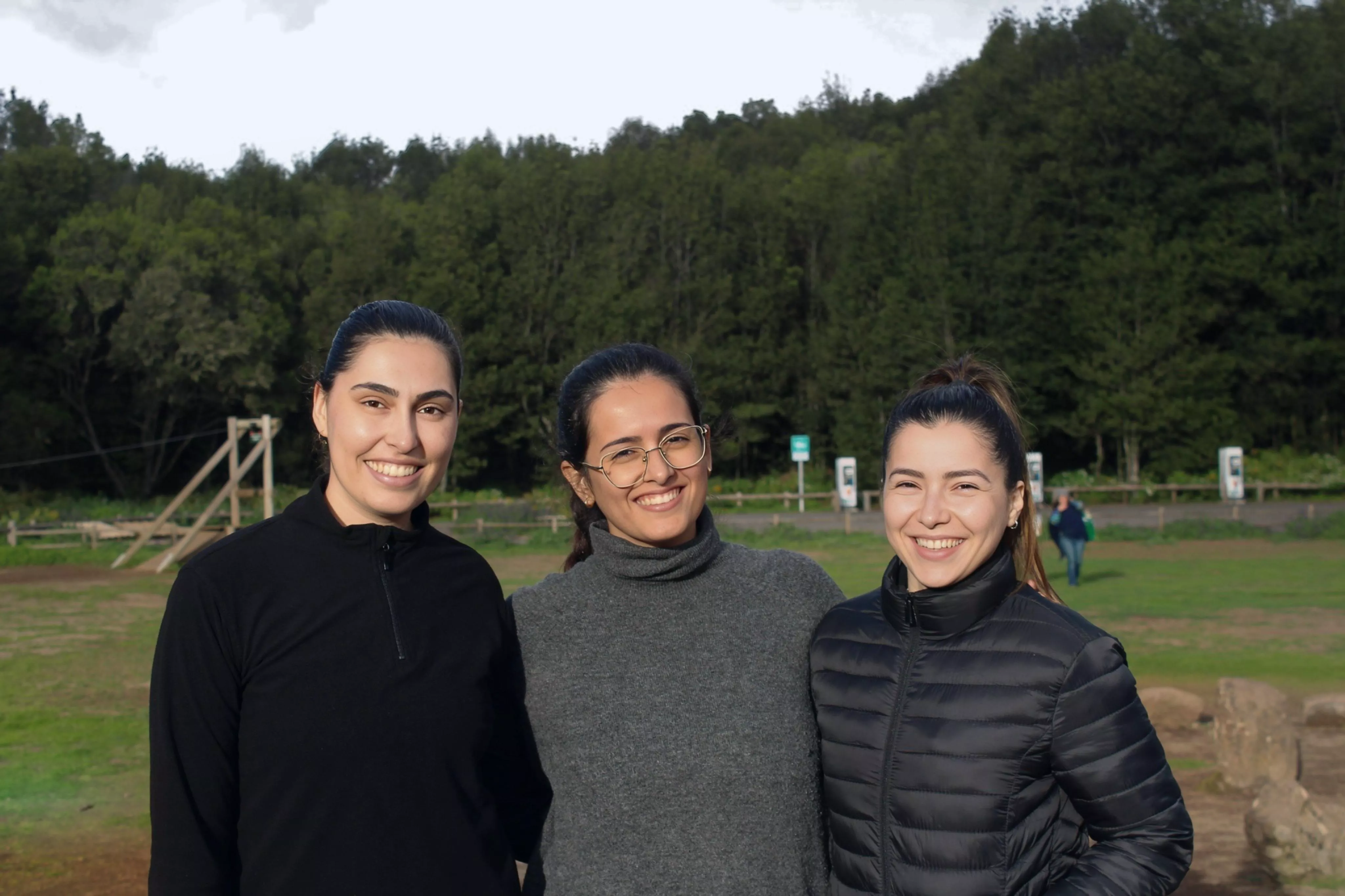 Sheila Herrera (i), Pilar Figueroa (c) y Carla Darias (d), directiva de Joven Tagoror. / CEDIDA - JOVEN TAGOROR