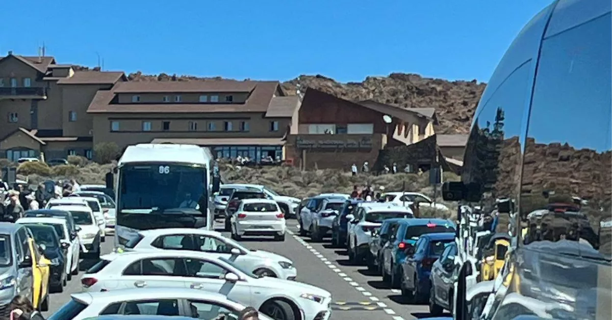Vehículos mal aparcados en el Parque Nacional del Teide en Tenerife. / FUNDACIÓN TELESFORO BRAVO JUAN COELLO 