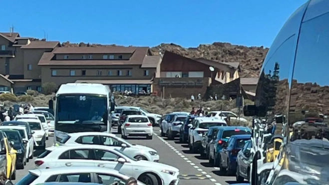 Vehículos mal aparcados en el Parque Nacional del Teide en Tenerife. / FUNDACIÓN TELESFORO BRAVO JUAN COELLO 
