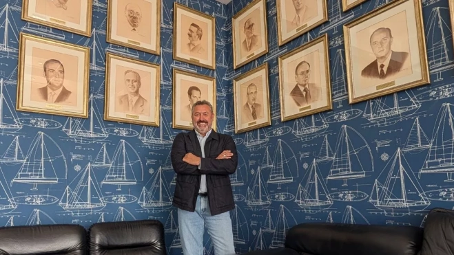 Juan Valle, rodeado de los presidentes del Club Náutico, entre los que tiene a su padre, su abuelo y su bisabuelo. / AH