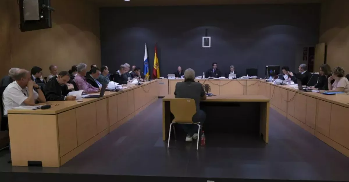 Un testigo declara en el juicio por la supuesta estafa de parcelas en el casco viejo de Corralejo. Los diez acusados han sido absueltos y la Fiscalía del Supremo rechaza recurrir la sentencia. / EFE