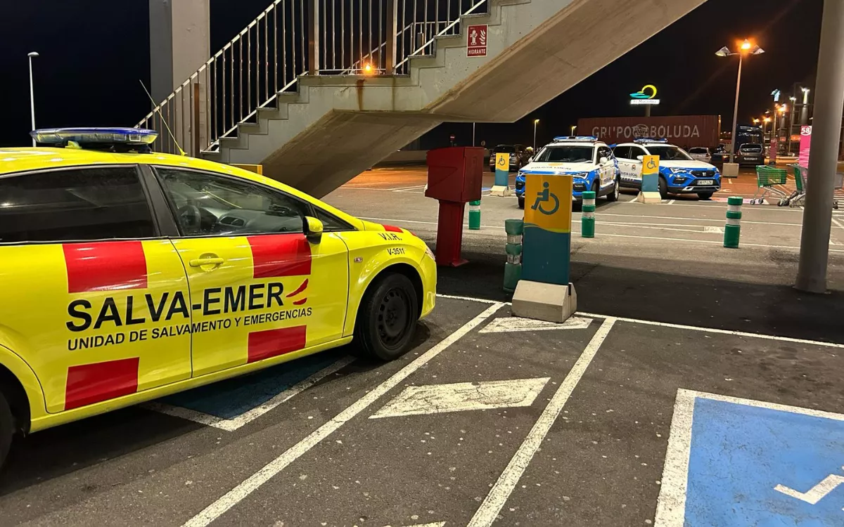 Cinco encapuchados asaltan una joyería en El Mirador y huyen en un coche con matrícula falsa. / AH