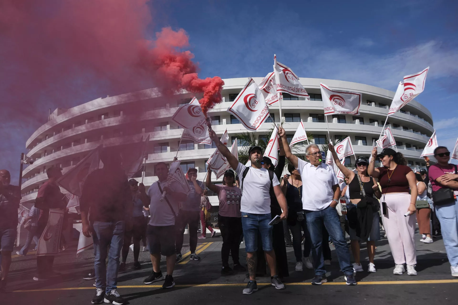 Trabajadores de la hostelería y los alojamientos turísticos de la provincia de Santa Cruz de Tenerife durante unas manifestaciones frente a los principales hoteles del municipio de Adeje./ EFE-ALBERTO VALDÉS
