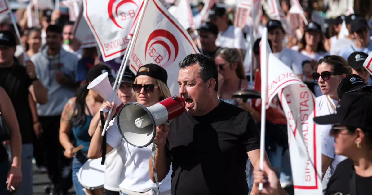 Trabajadores de la hostelería y los alojamientos turísticos de la provincia de Santa Cruz de Tenerife se manifiestan este jueves frente a los principales hoteles del municipio de Adeje./ EFE