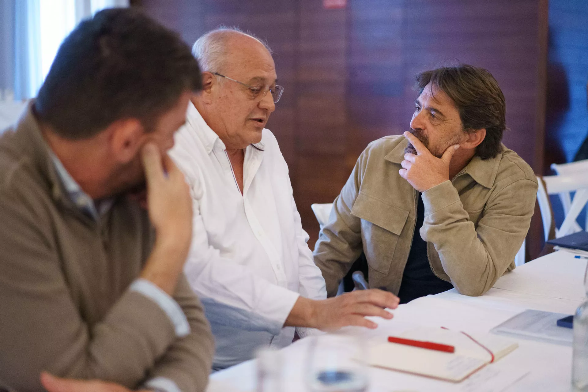 El presidente Ashotel, Jorge Marichal durante la reunión mantenida ante el paro convocado en el sector hotelero en Jueves Santo y Viernes Santo. EFE/Ramón de la Rocha