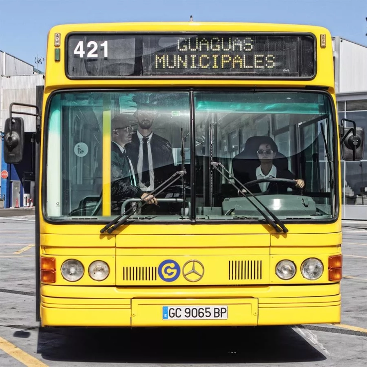 Homenaje a Angelita Pérez, primera mujer chófer en Guaguas Municipales de Las Palmas de Gran Canaria. / EFE / Canarias Retro
