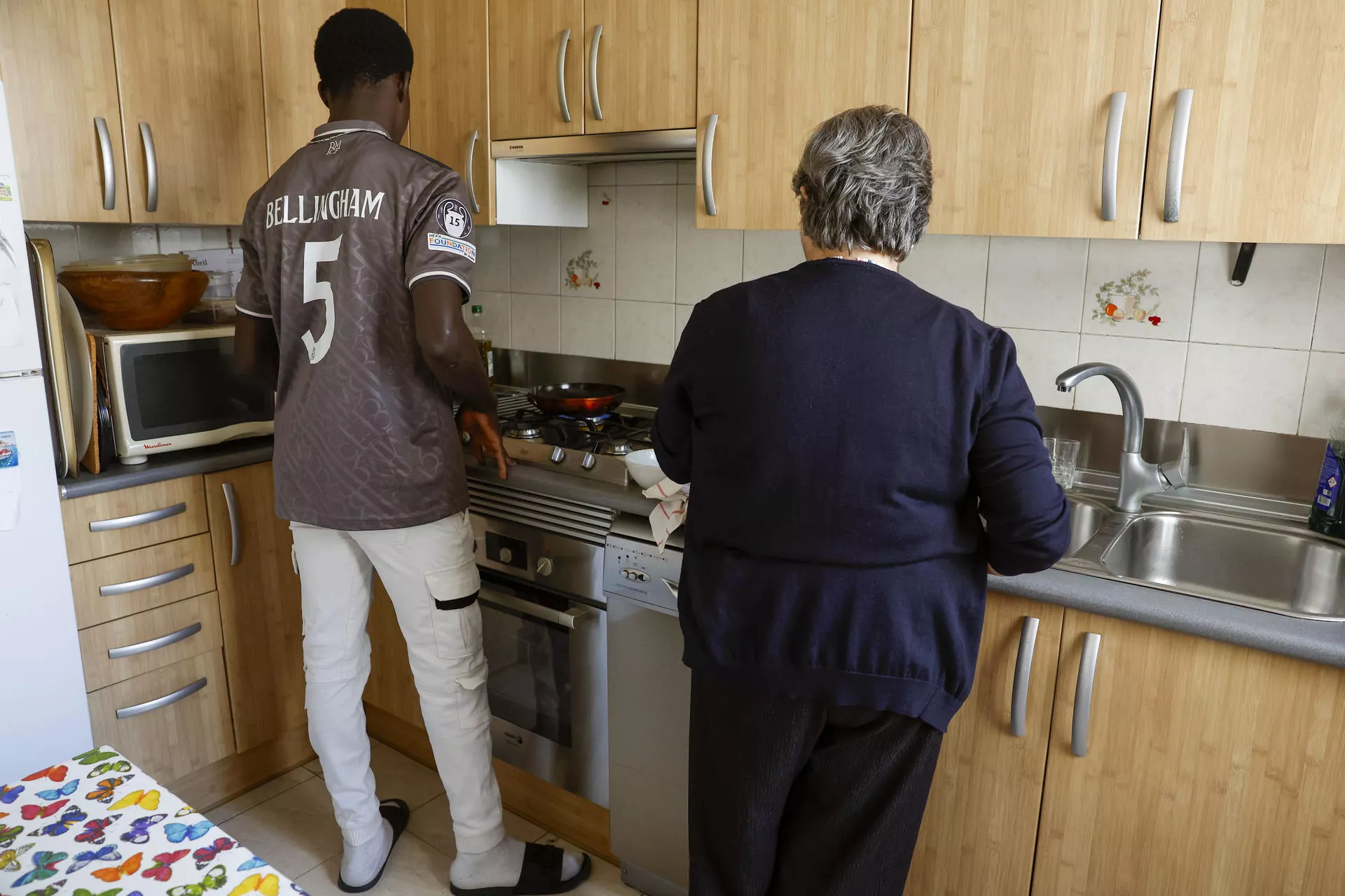 Oumar, preparando el desayuno con Emilia, su madre de acogida. / EFE / JP Gandul