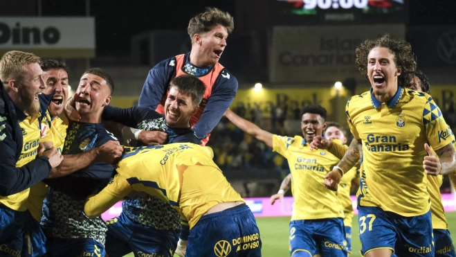 Los jugadores de la UD Las Palmas celebran la victoria contra el Atlético de Madrid. / ÁNGEL MEDINA G.-EFE Los jugadores de la UD Las Palmas celebran la victoria contra el Atlético de Madrid. / ÁNGEL MEDINA G.-EFE