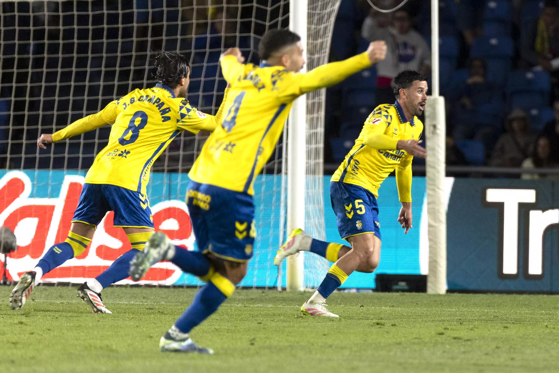 Javi Muñoz da vida a la UD ante el Atlético. / ÁNGEL MEDINA G.-EFE