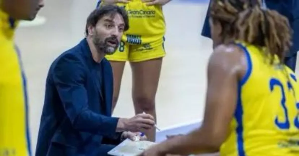 César Áneas no continuará al frente del primer equipo femenino del CB Islas Canarias. /Cedida