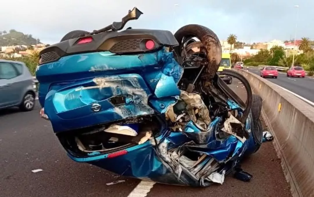 Imagen de uno de los coches implicados en el accidente de la TF-5. / REDES 