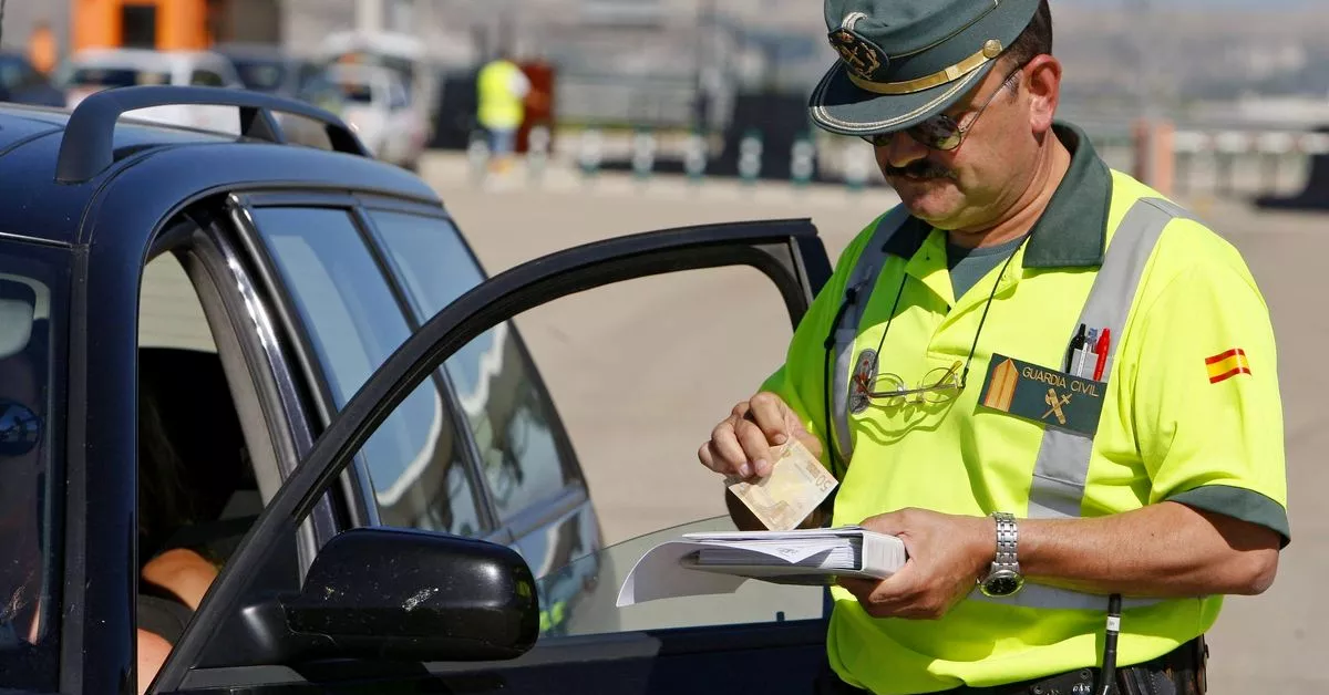 Un guardia civil poniendo una multa / EFE