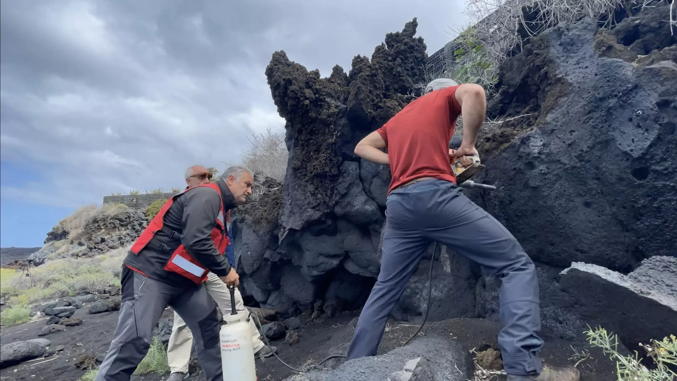 Investigadores del IGN trabajan en las coladas de La Palma. / IGN
