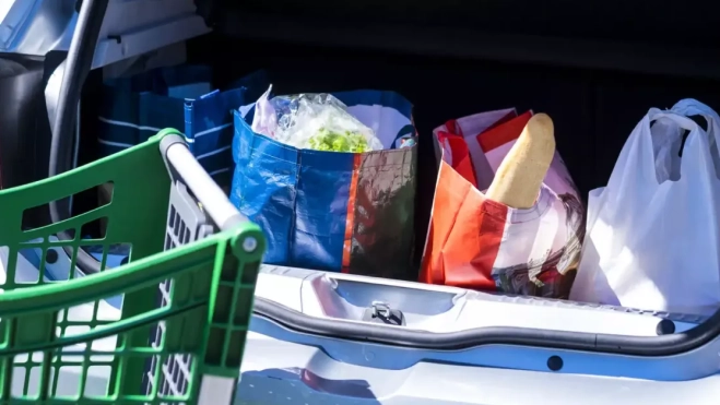 Bolsas de la compra en el maletero del coche / PEXELS Bolsas de la compra en el maletero del coche / PEXELS