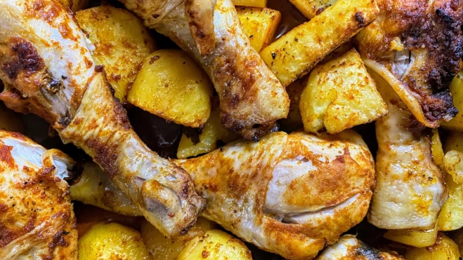Bandeja de muslos de pollo al horno / UNSPLASH