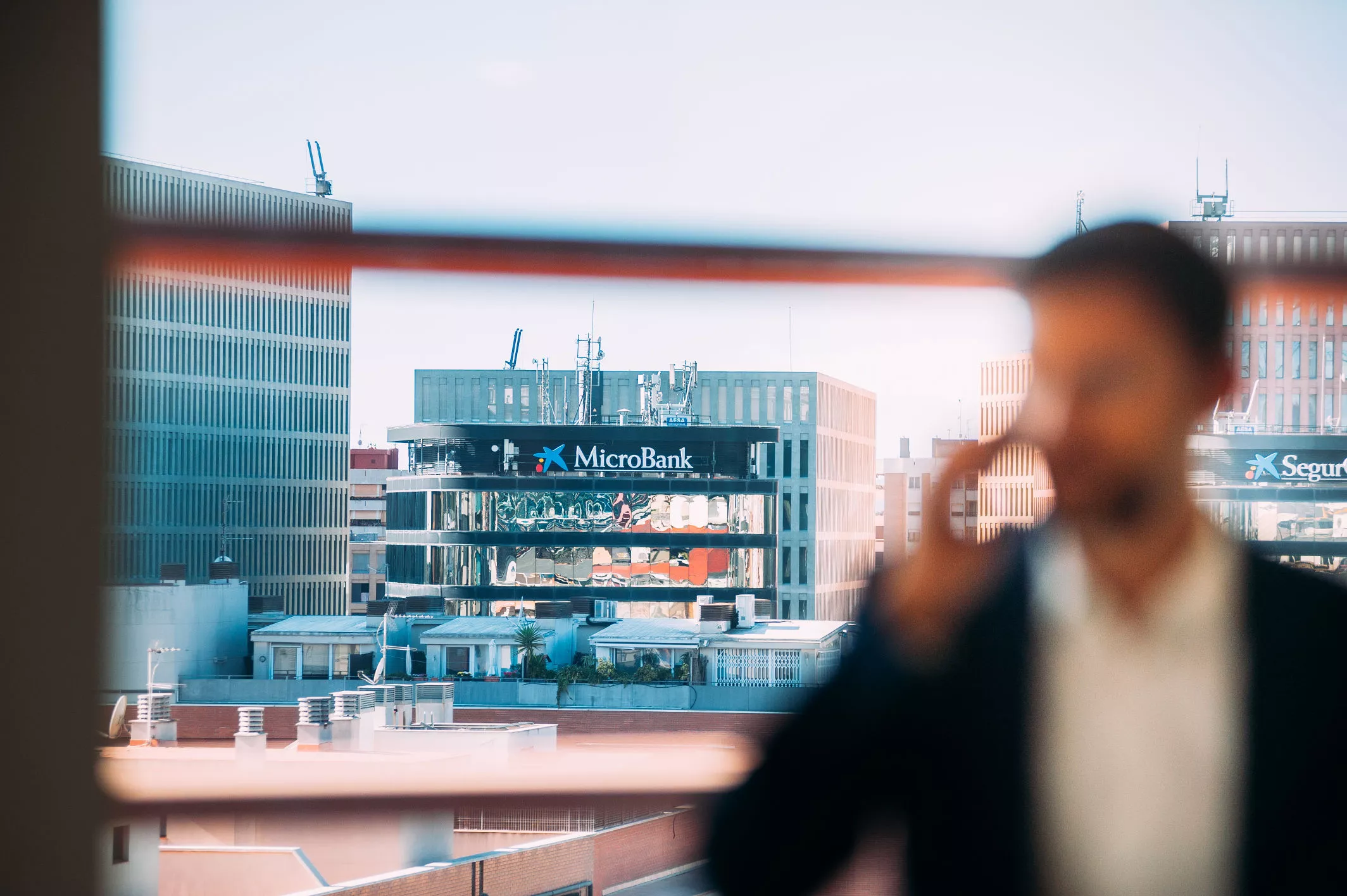 Cartel del edificio de MicroBank. / CAIXABANK