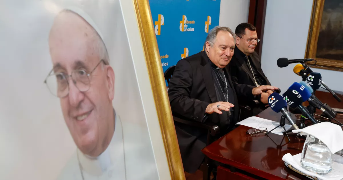 El obispo de Canarias, José Mazuelos; junto al obispo auxiliar de Canarias, Cristóbal Déniz, hablan de la misa funeral / EFE - ELVIRA URQUIJO A.