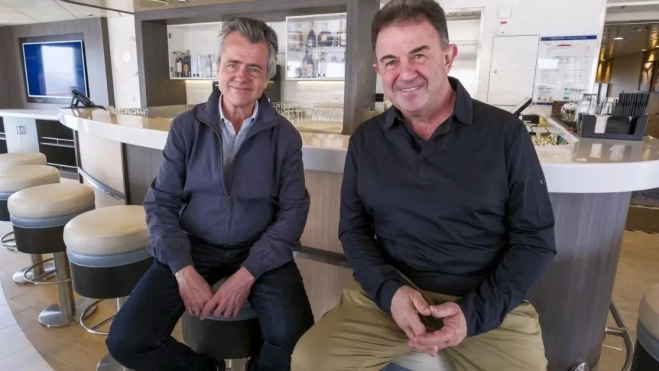 El presidente de Alma Cruceros, Elisardo Sánchez (i), junto al chef Martín Berasategui, que firma uno de los restaurantes del crucero. EFE / Ángel Medina G.