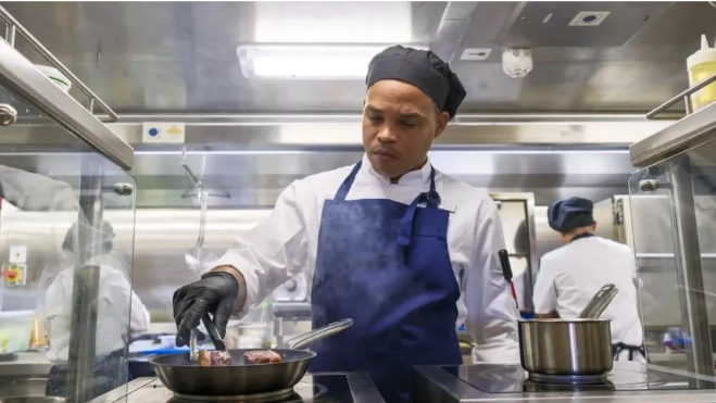 Un detalle de la cocina del 'Ocean Victory', el primer crucero boutique de España. EFE / Angel Medina G.