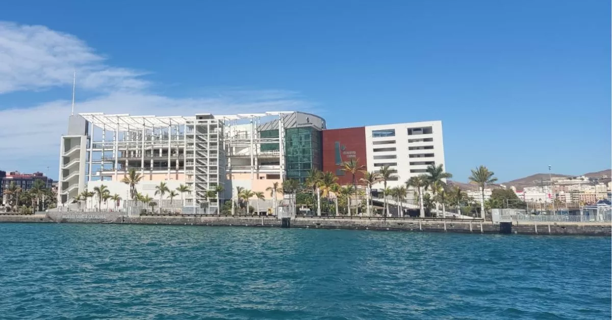 Centro Comercial El Muelle, entre Santa Catalina y Sanapú, zona en la que comienza a perfilarse un nuevo espacio para el ocio nocturno, con terrazas en las azoteas del centro comercial y de la Fundación Puertos de Las Palmas. / AH
