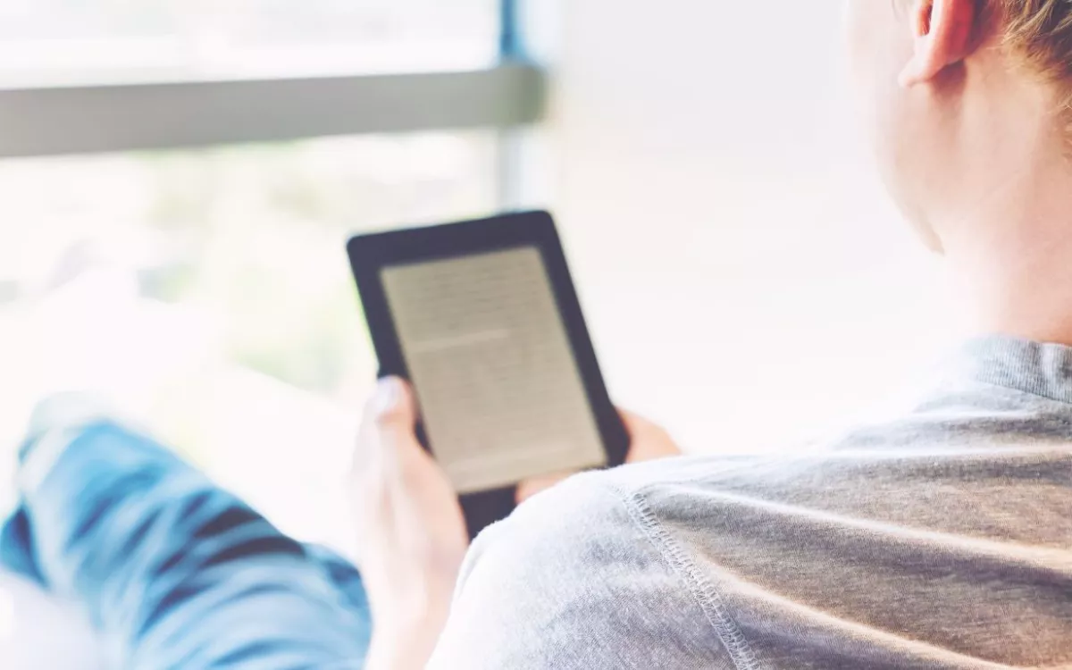 Persona leyendo en un ebook. | 123RF/MELPOMEM