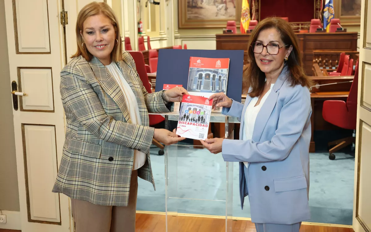 La presidenta del Parlamento, Astrid Pérez, recibe el Informe Anual de la Diputación del Común. / AH