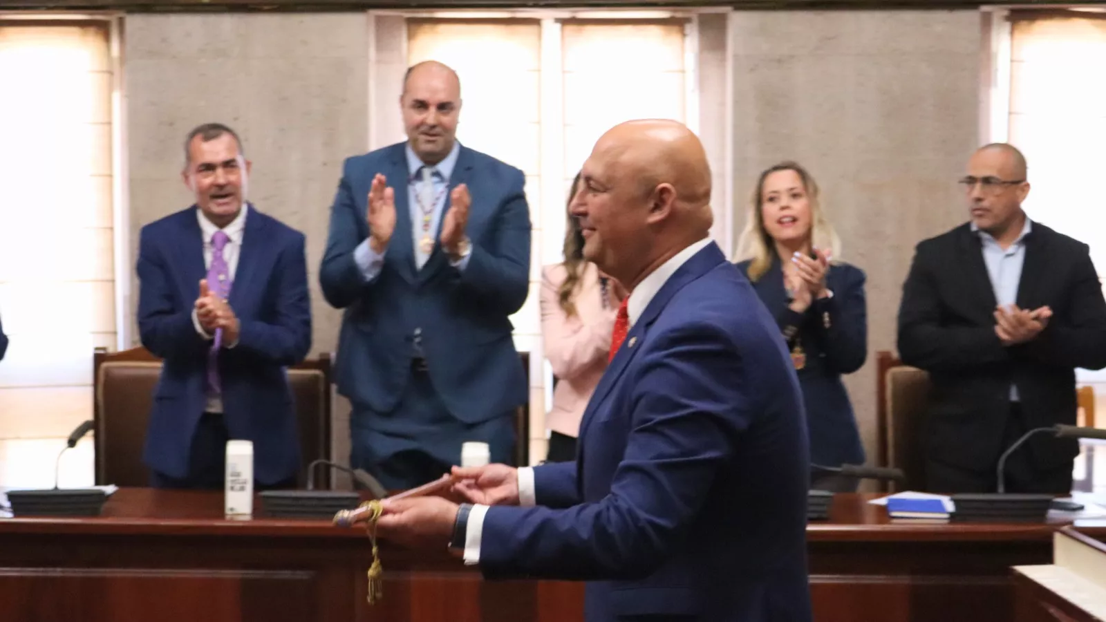 El alcalde de Granadilla de Abona, José Domingo Regalado, con el bastón de mando. Atrás (2izq), Marcos González nuevo asesor de Presidencia. / ATLÁNTICO HOY