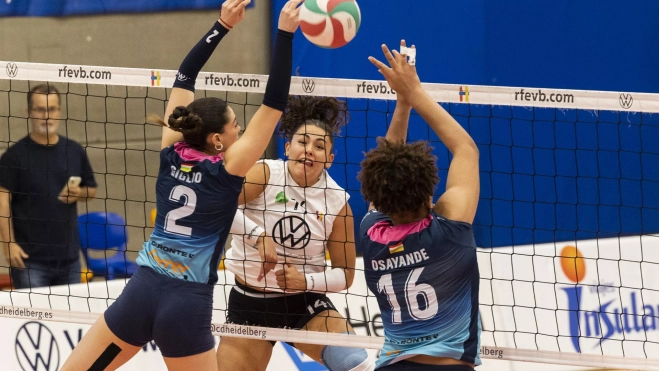 Camila Hiruela remata en la red. / QUIQUE CURBELO-EFE