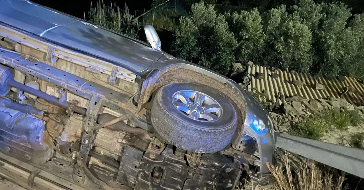 Imagen del vehículo accidentado en Gran Canaria, a punto de caer por un barranco. / 112 CANARIAS