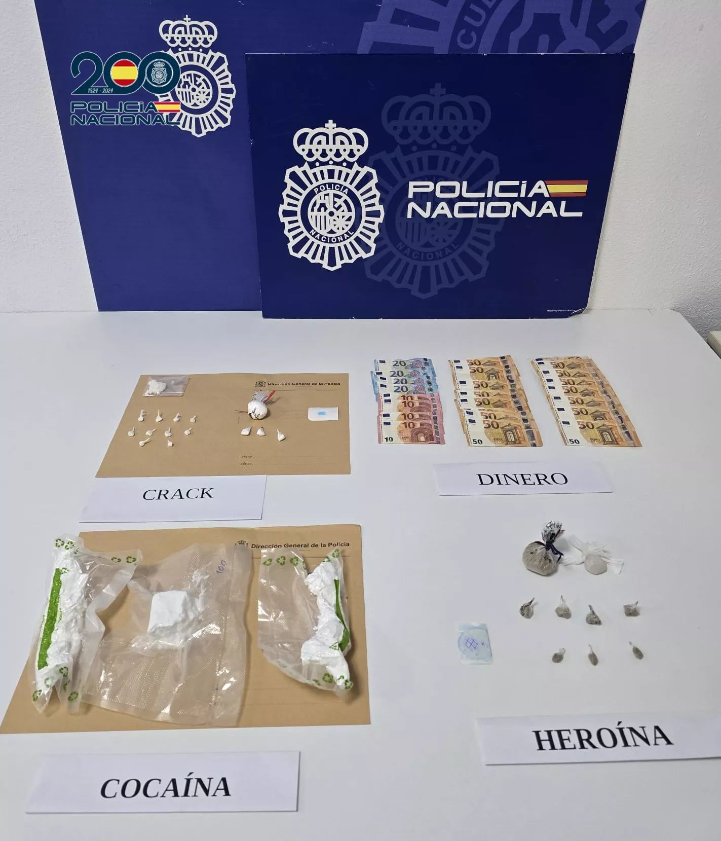 Sustancias estupefacientes y dinero incautado por la Policía Nacional en Finca España. / POLICÍA NACIONAL