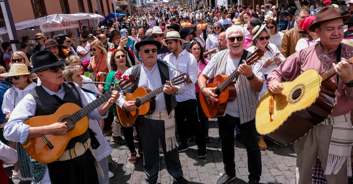 Imagen de una parranda tocando en la romería de Tegueste, en Tenerife / EFE