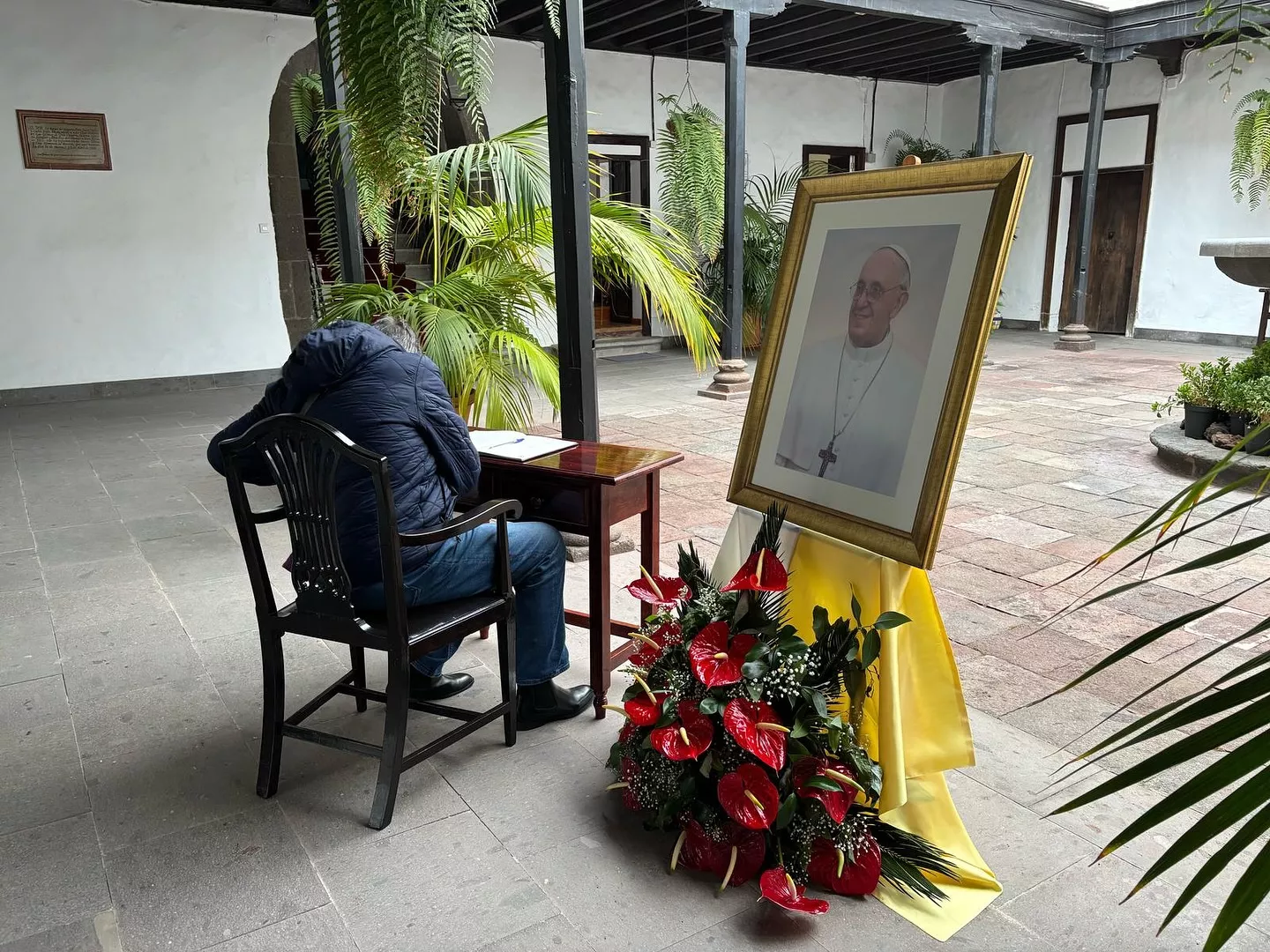 Libro de condolencias por la muerte del papa Francisco. / DIÓCESIS DE CANARIAS