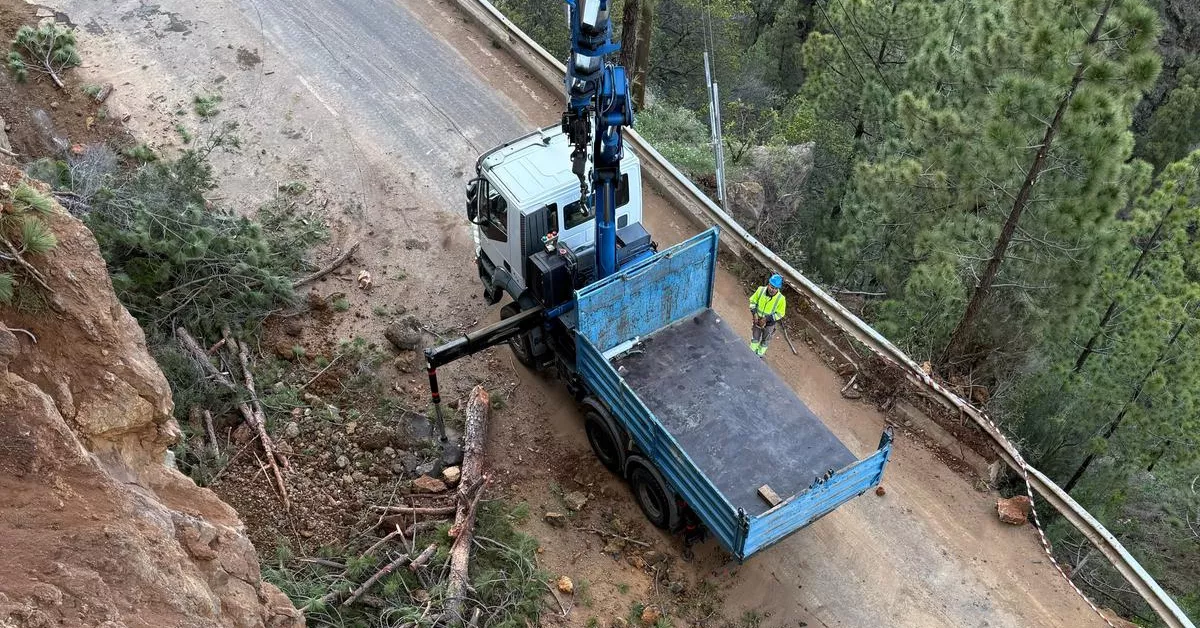 Operarios retirando desprendimientos en la carretera de Garafía| CABILDO DE LA PALMA