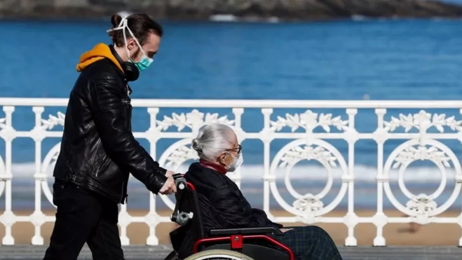 Un joven atiende a una persona dependiente / EFE