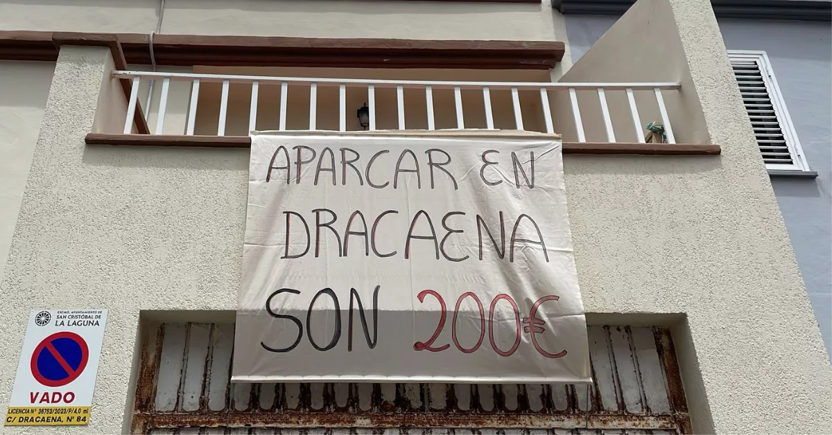 Pancarta de los vecinos en la calle Dracaena, en Punta del Hidalgo. /AH
